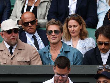 El actor estadounidense Brad Pitt en el centro de la imagen.
