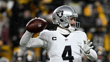 PITTSBURGH, PENNSYLVANIA - DECEMBER 24: Derek Carr #4 of the Las Vegas Raiders throws a pass during the first quarter against the Pittsburgh Steelers at Acrisure Stadium on December 24, 2022 in Pittsburgh, Pennsylvania.   Gaelen Morse/Getty Images/AFP (Photo by Gaelen Morse / GETTY IMAGES NORTH AMERICA / Getty Images via AFP)