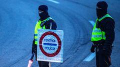 IGUALADA, SPAIN - MARCH 13:  Catalan Police officers, Mossos d&#039;Escuadra, wearing a protective mask stand guard at a check-point outside the city on March 13, 2020 in Igualada, Spain. The Autonomous region&#039;s authorities agreed yesterday to lock down 70,000 people living in Igualada, Vilanova del Cami, Odena and Santa Margarida de Montbui for 14 days. The number of people confirmed to be infected with the coronavirus (COVID-19) in Spain has increased to at least 3,004, with the latest death toll reaching 84, according to the countrys Health Ministry. As part of the measures against the virus expansion the Government has shut schools in the most affected Autonomous regions most as Madrid, Catalonia, Basque Country or Andalucia. (Photo by David Ramos/Getty Images)
