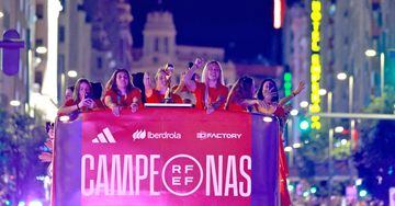 Las jugadoras, montadas en un autobús sin techo, pasan por la Puerta de Alcalá, Cibeles, Gran Vía y Plaza España, hasta llegar directas a la Explanada del Puente del Rey.
