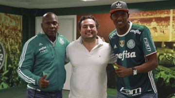 El momento en que Yerry Mina firmó con Palmeiras tras sus buenos momentos con Santa Fe.