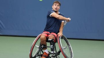 NEW YORK, NEW YORK - SEPTEMBER 07: Martin De La Puente of Spain returns a shot against Gordon Reid of Great Britain during their Men’s Wheelchair Singles First Round match on Day Ten of the 2022 US Open at USTA Billie Jean King National Tennis Center on September 07, 2022 in the Flushing neighborhood of the Queens borough of New York City. (Photo by Matthew Stockman/Getty Images)