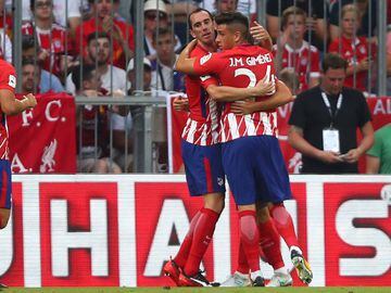 Soccer Football - Atletico Madrid vs Napoli - The Audi Cup - Munich, Germany - August 1, 2017   Atletico Madrid&#039;s Luciano Vietto celebrates scoring their second goal with team mates     REUTERS/Michael Dalder