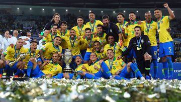 Los jugadores de la seleccion brasilena celebran el triunfo contra Peru por la Final de la Copa America realizado en el estadio Maracana.