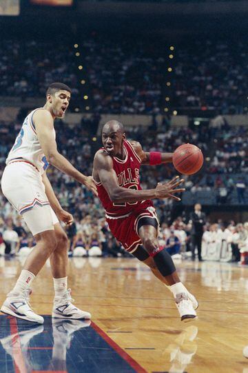Jordan nunca llegó a 70 puntos, pero se quedó a un solo punto el 28 de marzo de 1990, cuando anotó 69 en un triunfo de los Bulls contra los Cavaliers (117-113). El 23 se fue al descanso con 31 puntos y sumó 38 en una impresionante segunda parte que necesitó prórroga. Acabó con una serie de 23/37 en tiros (2/6 en triples) y 21/23 en tiros libres. Y jugó 50 minutos (el partido se resolvió en el tiempo extra). Los Bulls estaban a punto de ganar su primer anillo. Scottie Pippen y Horace Grant crecían a pasos agigantados, PHil Jackson había tomado el timón y Jordan promedió 33,6 puntos (52,6% en tiros), 6,9 rebotes y 6,3 asistencias). Un récord de 55-27 condujo a la final del Este, donde perdieron en siete partidos contra los Pistons. Un año después comenzó la dinastía. 