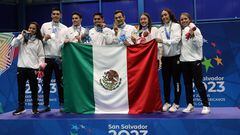 AMDEP6307. SAN SALVADOR (EL SALVADOR), 03/07/2023.- Integrantes del equipo de México posan con la medalla de oro en el podio de badminton equipos mixto hoy, durante los Juegos Centroamericanos y del Caribe en San Salvador (El Salvador). EFE/ Miguel Lemus
