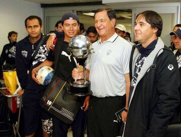 Enrique Meza con el trofeo de la Copa Sudamericana que ganó Pachuca en 2006.