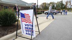 YADKINVILLE, NC - 31 DE OCTUBRE: Los votantes llegan y salen de un lugar de votaci&oacute;n el 31 de octubre de 2020 en Yadkinville, Carolina del Norte.