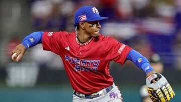 MIAMI, FLORIDA - MARCH 17: Francisco Lindor #12 of Team Puerto Rico throws to first base for an out during the first inning against Team Mexico in the World Baseball Classic Quarterfinals at loanDepot park on March 17, 2023 in Miami, Florida.   Megan Briggs/Getty Images/AFP (Photo by Megan Briggs / GETTY IMAGES NORTH AMERICA / Getty Images via AFP)
