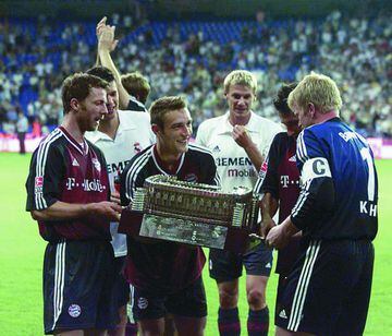 Bayern players with the trophy in 2002.