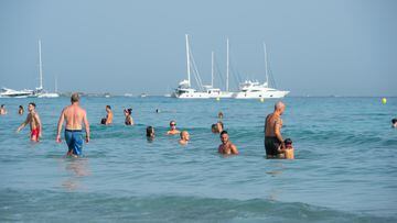 Varias personas se bañan en la playa de Ses Salines, a 11 de julio de 2023, en Ibiza, Islas Baleares (España). Los datos de la Federación Empresarial Hotelera de las Pitiusas indican que todas las zonas turísticas de la isla de Ibiza registraron grandes caídas de ocupación. Ibiza ha cerrado junio con una ocupación turística del 82,36 %, lo que supone un descenso del 4,5 % respecto al mismo periodo del año anterior, puesto que en junio de 2022 se registró una ocupación hotelera del 86,22 %.
11 JULIO 2023
Germán Lama / Europa Press
11/07/2023