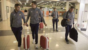 Los jugadores del Sevilla, junto a Berizzo, a la llegada del equipo de Mosc&uacute;.
