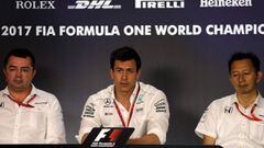 Eric Boullier, Toto Wolff y Yusuke Hasegawa en la rueda de la prensa de la FIA del viernes del GP de Austria.