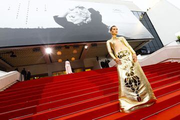 Chloe Lecareux podurante la alfombra roja del Festival de Cannes 2023.
