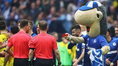 Piden sancionar a la mascota del Schalke por vacilar al árbitro