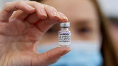 FILE PHOTO: A medical worker holds a vial of the &quot;Comirnaty&quot; Pfizer-BioNTech COVID-19 vaccine at a coronavirus disease (COVID-19) vaccination center in Nice, France, December 1, 2021.   REUTERS/Eric Gaillard/File Photo