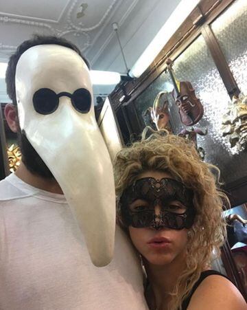 Gerard Piqué y Shakira en una visita reciente a una tienda de máscaras.