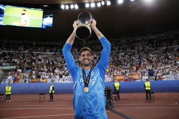 Courtois, con la Supercopa ganada por el Real Madrid.