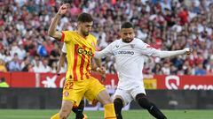 En-Nesyri trata de jugar un balón ante Santi Bueno durante el partido entre el Sevilla y el Girona.
