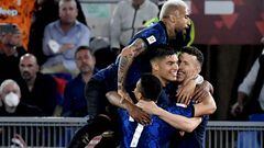 Inter Milan's Croatian midfielder Ivan Perisic (R) celebrates with Inter Milan's Argentine forward Joaquin Correa (C), Inter Milan's Chilean midfielder Arturo Vidal (Top) and Inter Milan's Chilean forward Alexis Sanchez after scoring a penalty during the Italian Cup (Coppa Italia) final football match between Juventus and Inter on May 11, 2022 at the Olympic stadium in Rome. (Photo by Filippo MONTEFORTE / AFP)