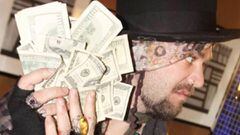 Bam Margera mostrando billetes de d&oacute;lares. 