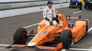Fernando Alonso con el monoplaza de la Indy 500.