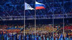 Imagen de las banderas ol&iacute;mpicas y rusa en la ceremonia de clausura de los Juegos Ol&iacute;mpicos de Invierno de Sochi.