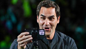 El tenista suizo Roger Federer se hace un selfie durante el"Federer's Fan Day ", en el homenaje que Federer recibió por parte del Masters 1.000 de Shanghái.