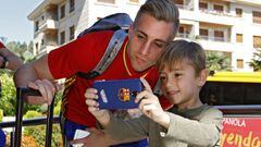 Gerard Deulofeu atiende a un joven seguidor del Barcelona que le pidi&oacute; hacerse una foto con &eacute;l.