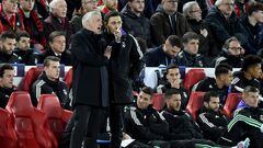 Liverpool (United Kingdom), 21/02/2023.- Real Madrid head coach Carlo Ancelotti (L) talks to one of his assistants during the UEFA Champions League, Round of 16, 1st leg match between Liverpool FC and Real Madrid in Liverpool, Britain, 21 February 2023. (Liga de Campeones, Reino Unido) EFE/EPA/Peter Powell
