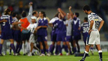 Israel Castro se lamenta luego de perder la final de la Concachampions 2005 ante el Saprissa en el Estadio Ol&iacute;mpico Universitario. 