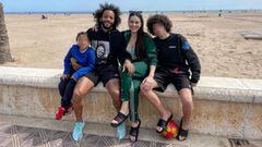 Marcelo, jugador brasile&ntilde;o del Real Madrid, junto a su mujer y sus dos hijos en la playa de la Malvarrosa de Valencia, donde viajaron pese al cierre perimetral de la comunidad aut&oacute;noma.