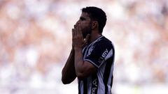 Diego Costa, jugador del Atl&eacute;tico Mineiro, se lamenta por una ocasi&oacute;n durante un partido.