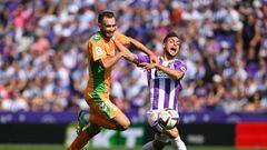 VALLADOLID, SPAIN - OCTOBER 09: German Pezzella of Real Betis challenges Oscar Plano of Real Valladolid CF during the LaLiga Santander match between Real Valladolid CF and Real Betis at Estadio Municipal Jose Zorrilla on October 09, 2022 in Valladolid, Spain. (Photo by Octavio Passos/Getty Images)