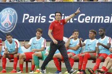 Emery points the way forward from the PSG bench.
