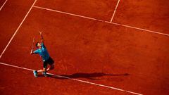 Dominic Thiem ejecuta un saque en Roland Garros.