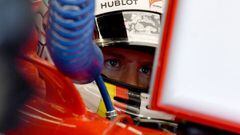 Sebastian Vettel sentado en su Ferrari en Bak&uacute;.