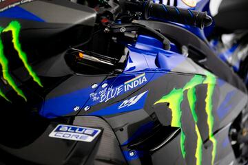 Desde Malasia, el francés Fabio Quartararo y el español Álex Rins, han presentado la que será la moto para la temporada que viene del equipo: Monster Energy Yamaha MotoGP. La Yamaha YZR-M1. La estética de la moto mantiene la combinación de colores azul y negro.
