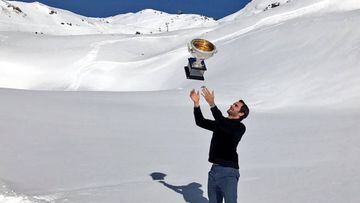 Federer, con el trofeo en los Alpes.