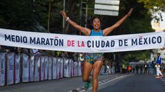 Momento en que Mayra Sánchez cruza la meta en el medio maratón de la CDMX.