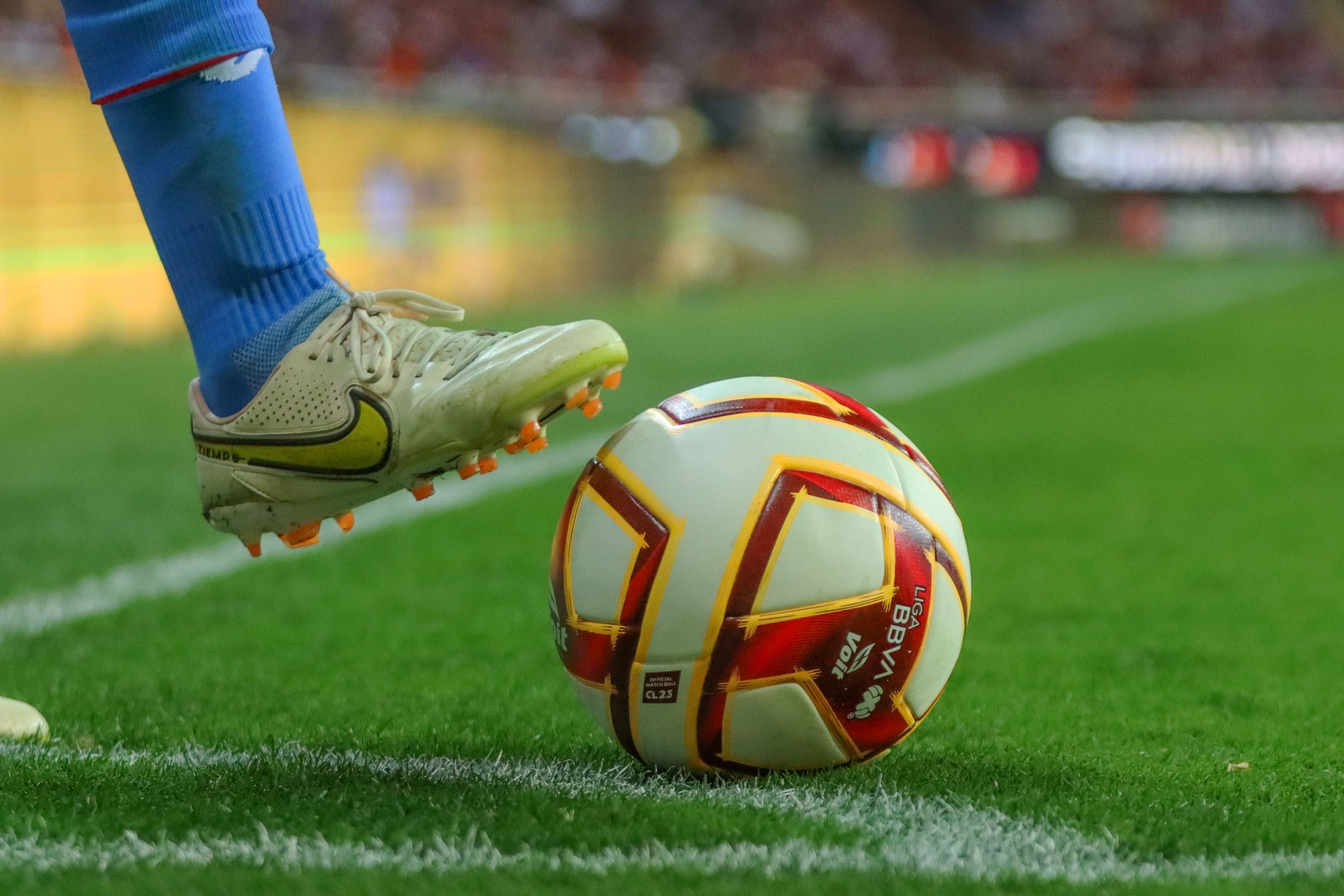  Official Ball Voit Tracer during the game Guadalajara vs Cruz Azul, corresponding to Round 16 of the Torneo Clausura 2023 of the Liga BBVA MX, at Akron Stadium, on April 22, 2023.

<br><br>

Balon Oficial Voit Tracer durante el partido Guadalajara vs Cruz Azul, Correspondiente a la Jornada 16 del Torneo Clausura 2023 de la Liga BBVA MX, en el Estadio Akron, el 22 de Abril de 2023.