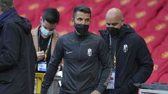 Granada&#039;s head coach Diego Martinez enters the pitch before the Europa League, quarterfinal, second leg soccer match between Manchester United and Granada at the Old Trafford stadium, in Manchester, Thursday, April 15, 2021. (AP Photo/Dave Thompson)