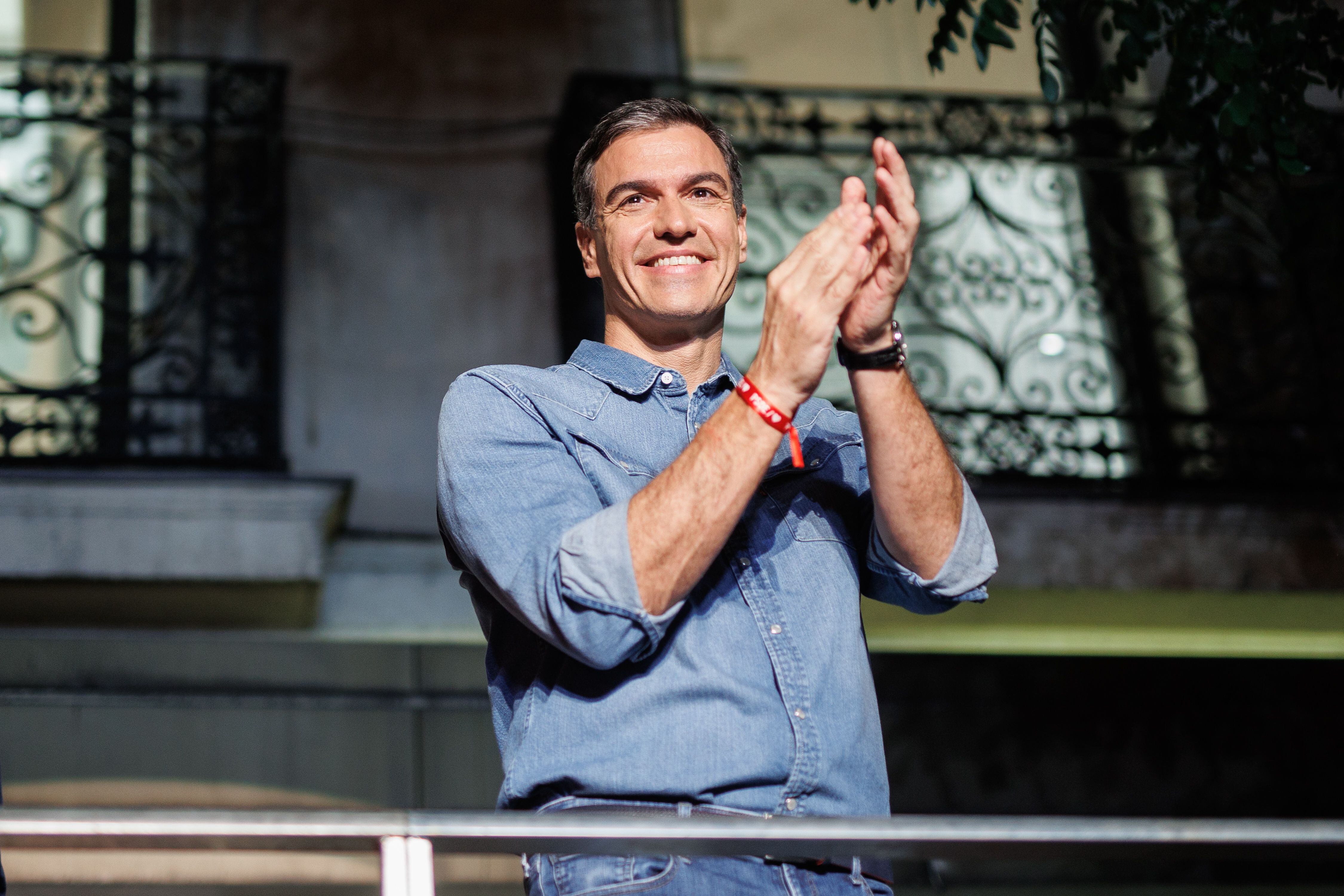 El presidente del Gobierno de España y secretario general del PSOE, Pedro Sánchez, agradece a sus votantes los resultados obtenidos en la jornada electoral de los comicios generales en la sede del Partido Socialista en la calle Ferraz, a 23 de julio de 2023, en Madrid (España). Todos los españoles han sido llamados hoy, 23 de julio de 2023, para elegir a sus representantes para los próximos cuatro años. Están en juego 350 escaños en el Congreso y 208 en el Senado (ya que 57 de los 265 senadores lo son por designación autonómica), que tendrán que elegir al próximo Gobierno.
23 JULIO 2023;23J;PARTIDO SOCIALISTA;PSOE;ELECCIONES GENERALES;SEGUIMIENTO ELECTORAL;
Alejandro Martínez Vélez / Europa Press
24/07/2023