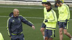 Zidane, junto a Varane.