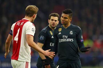 Confused Casemiro | Matthijs de Ligt and the Madrid man square up during the UEFA Champions League Round of 16 first leg.