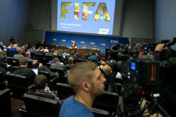 El director de Comunicaciones de la FIFA, Walter De Gregorio (al fondo), comparece en rueda de prensa en la sede de la FIFA en Zúrich (Suiza) hoy, 27 de mayo.