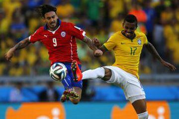 Mauricio Pinilla pelea la pelota ante un rival en el Chile y Brasil del Mundial. Ahora no estará.