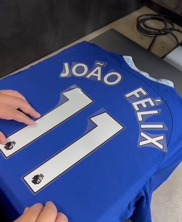 En la tienda del club londinense ya se están sacando a la venta la camiseta de João Félix con el dorsal 11 a la espalda.