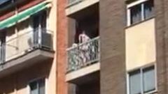 Pareja manteniendo relaciones sexuales a plena luz del día en la terraza de su casa de Salamanca.