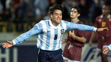 Argentine soccer player Aldo Duscher celebrates his goal against Venezuela in the South American under-20 soccer championship, in this file photo taken January 5, 1999. England&#039;s national team captain, David Beckham, of the Manchester United club, could miss the World Cup finals after Duscher, who plays now for Spain&#039;s La Coru&Atilde;&plusmn;a, tackled him, breaking a bone in his foot during a Champions League quarterfinal match between the teams on April 10. England is considered Argentina&#039;s main rival in Group F of the World Cup, with the match between them scheduled for June 7 in Sapporo, Japan.  REUTERS/Files/Enrique Marcarian